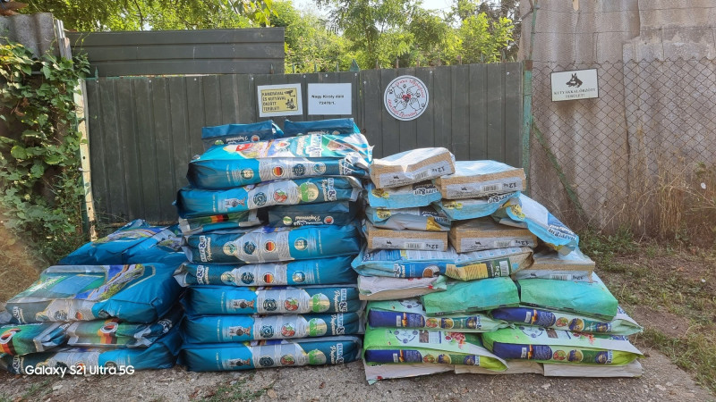 Az 1 tonna tápadomány a Lyukó Tappancsai Állatvédő Egyesületnek.